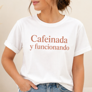 Camiseta Mamá — "Cafeinada y funcionando"